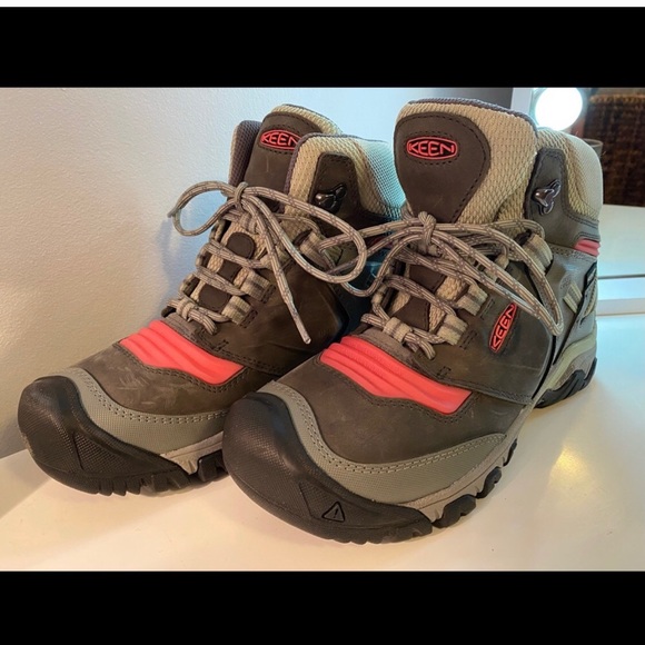 New!! Keen Hiking Boots